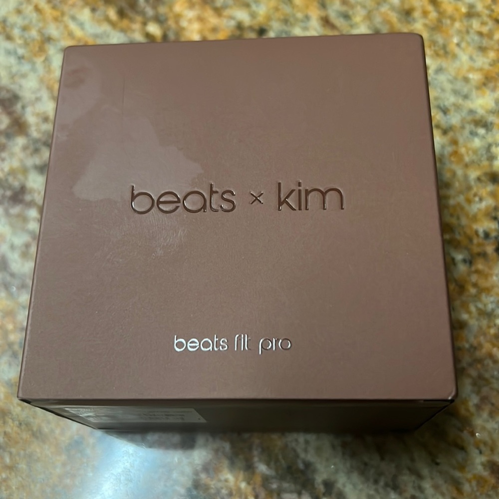 *NWT* unopened beats by Kim K Earth color